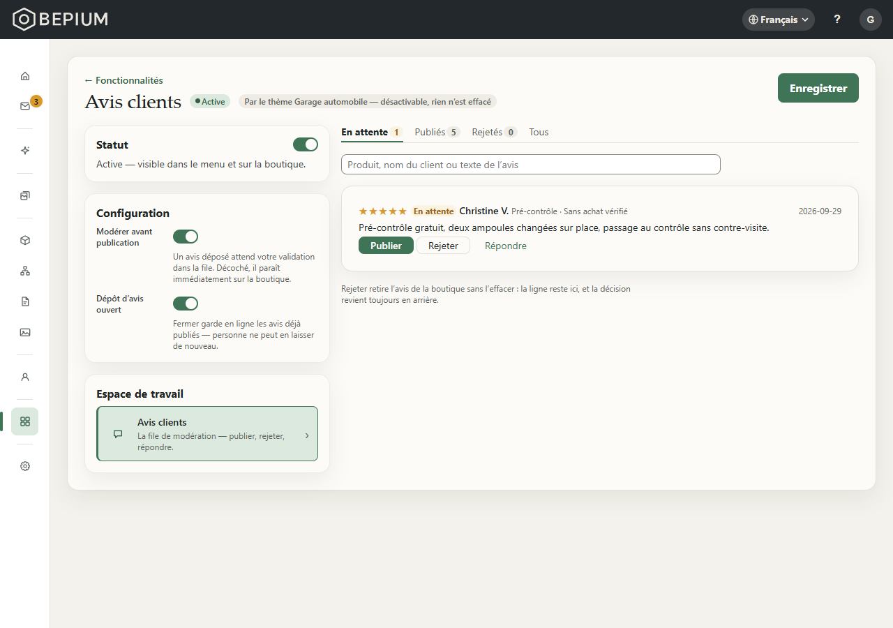 La page « Avis clients » : à gauche le statut et la configuration de la fonctionnalité, à droite la file des avis ouverte sur l'onglet « En attente », avec un avis à décider