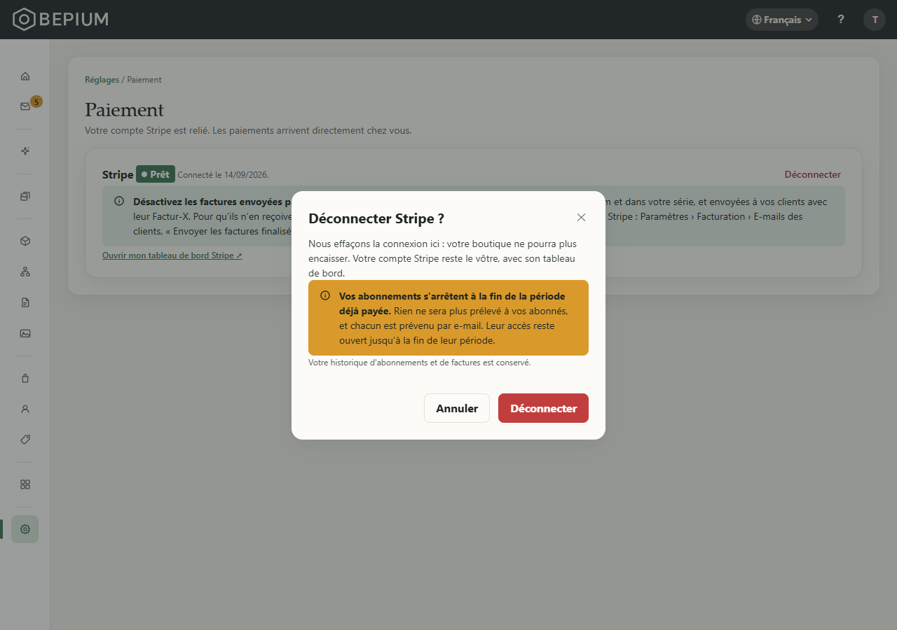La fenêtre « Déconnecter Stripe ? » ouverte au-dessus de la carte « Prêt » : sa première phrase, le bandeau « Vos abonnements s'arrêtent à la fin de la période déjà payée. », la ligne sur l'historique conservé, « Annuler » et « Déconnecter »