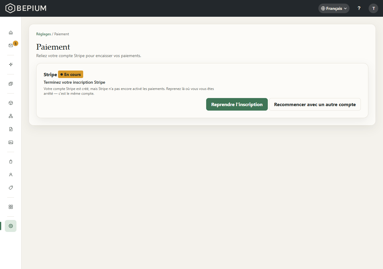 La carte « Stripe » marquée « En cours » : « Terminez votre inscription Stripe », avec les boutons « Reprendre l'inscription » et « Recommencer avec un autre compte »
