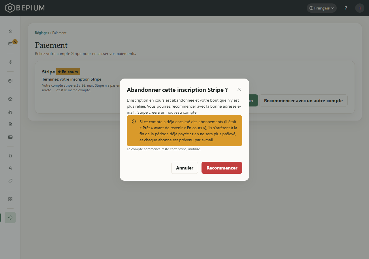 La fenêtre « Abandonner cette inscription Stripe ? » ouverte au-dessus de la carte « En cours », avec ses deux phrases, le bandeau sur les abonnements d'un compte qui était « Prêt », « Annuler » et « Recommencer »