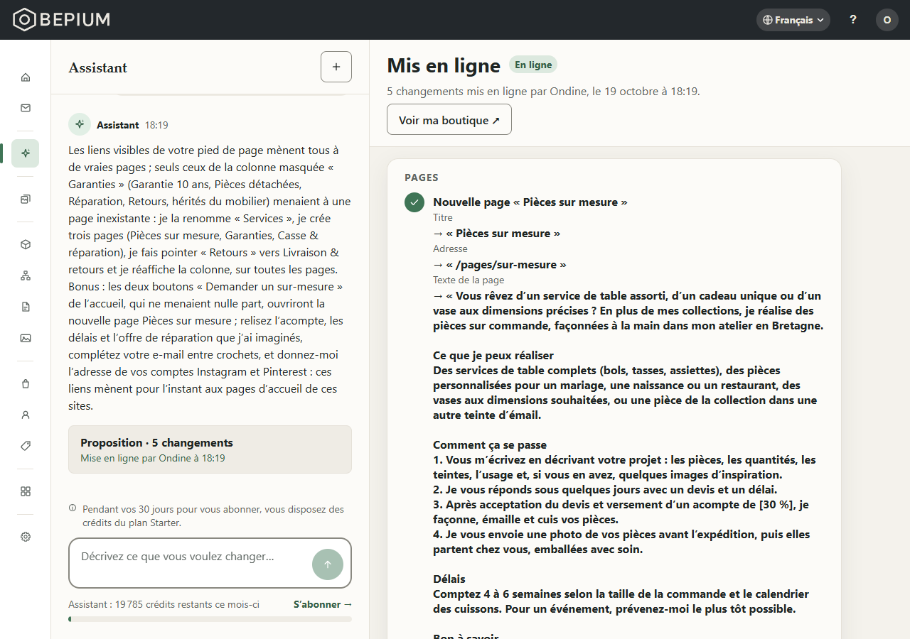 L'écran « Assistant » après une validation : à gauche la conversation, avec la réponse de l'assistant, la pastille « Proposition · 5 changements » « Mise en ligne par … », le champ « Décrivez ce que vous voulez changer… » et la ligne des crédits ; à droite le panneau « Mis en ligne » (« En ligne ») avec « Voir ma boutique ↗ » et, sous « PAGES », les changements mis en ligne, chacun coché