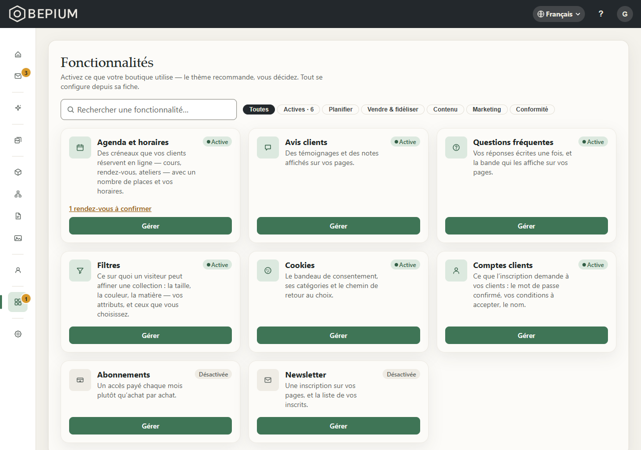 La bibliothèque « Fonctionnalités », filtre « Toutes » : la recherche « Rechercher une fonctionnalité… », les filtres « Toutes », « Actives · 6 », « Planifier », « Vendre & fidéliser », « Contenu », « Marketing » et « Conformité », puis la grille des huit cartes, chacune avec son état et son bouton « Gérer » : d'abord les six actives — « Agenda et horaires », qui porte aussi « 1 rendez-vous à confirmer », « Avis clients », « Questions fréquentes », « Filtres », « Cookies » et « Comptes clients » —, puis « Abonnements » et « Newsletter », « Désactivée »
